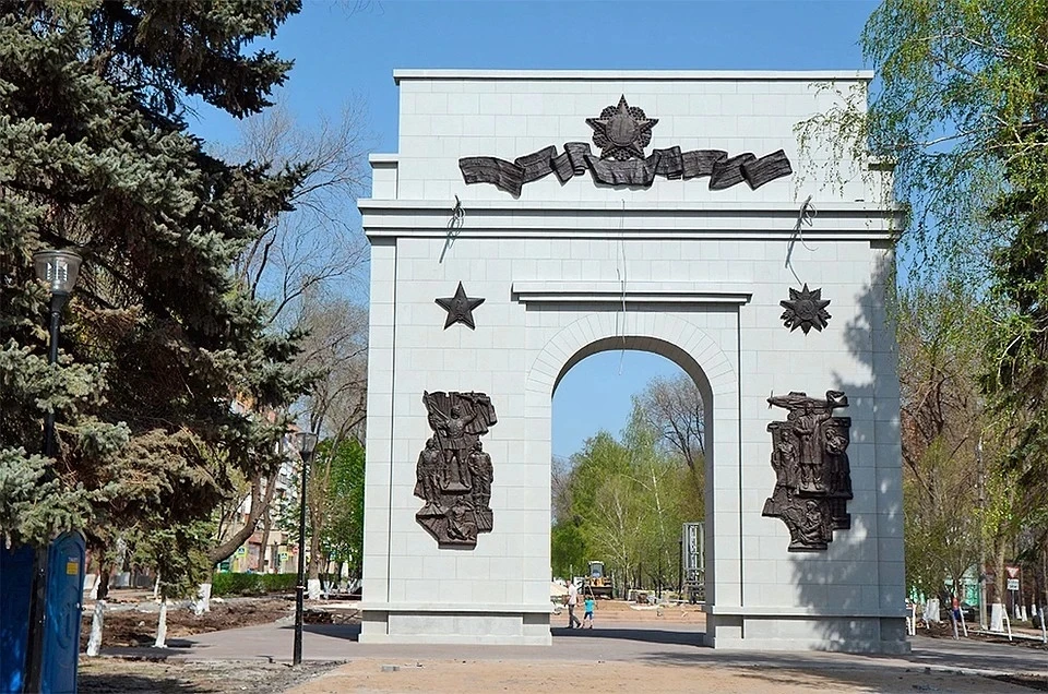 Знаменитая арка на аллее трудовой славы поставлена в честь подвига героев-тружеников тыла