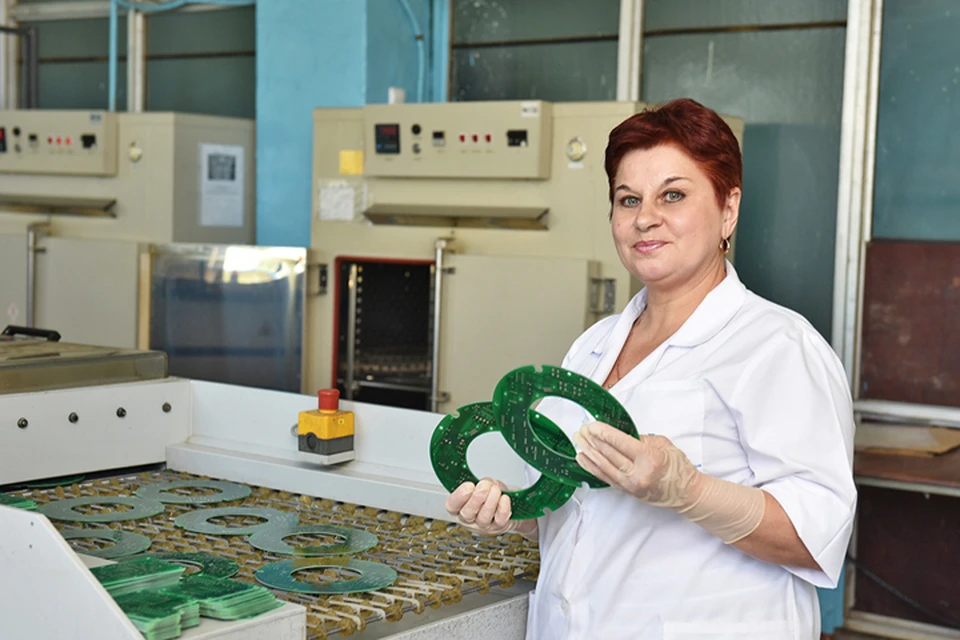 Изготовитель печатных плат АПЗ Любовь Лебедева стала одной из лучших на предприятии