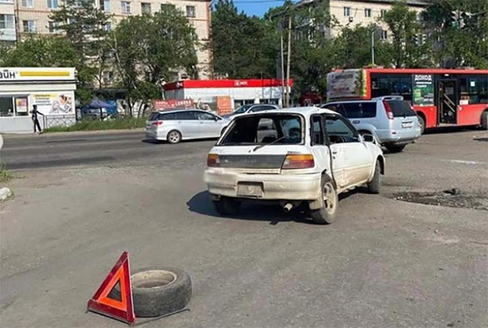 В Хабаровске пьяный водитель столкнулся с пассажирским автобусом ФОТО: соцсети