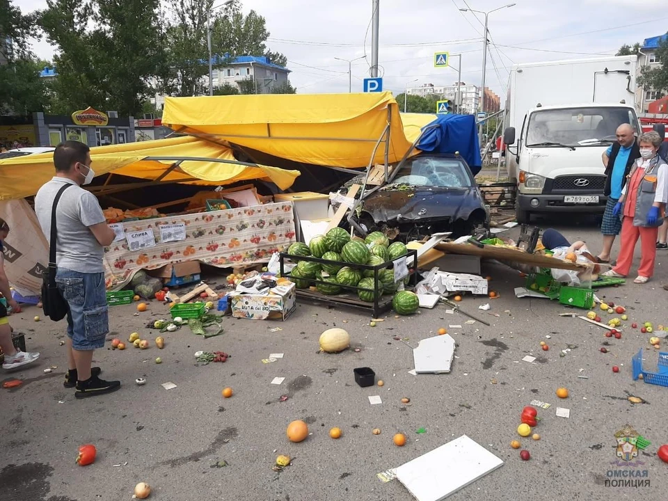 Машина протаранила овощную палатку.