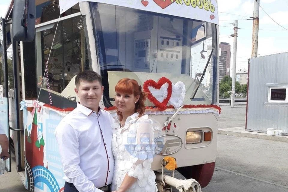 Коллеги поздравили молодоженов, которые устроили свадьбу в трамвае. Фото: vk.com/cheltr74