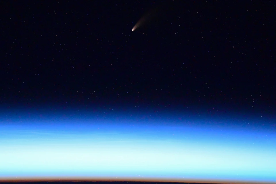 Российский космонавт сфотографировал с борта МКС ярчайшую за семь лет комету. Фото: Twitter Ивана Вагнера @ivan_mks63