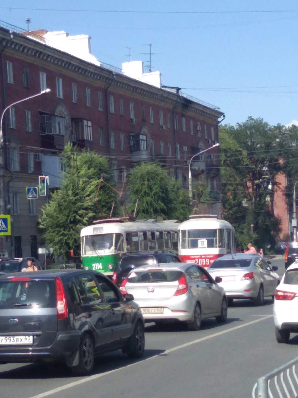На улице Победы скопилась пробка