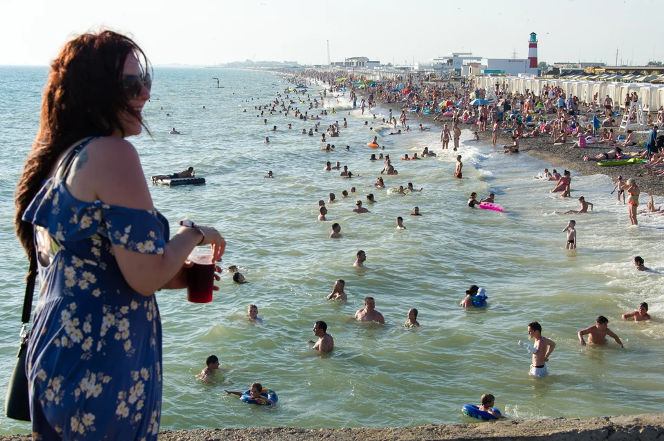 Пляж в Новофедоровке собирает тысячи курортников