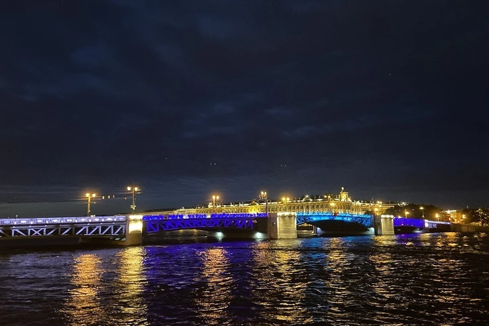 Дворцовый мост подсветили в честь победы "Зенита". Фото: Ленсвет