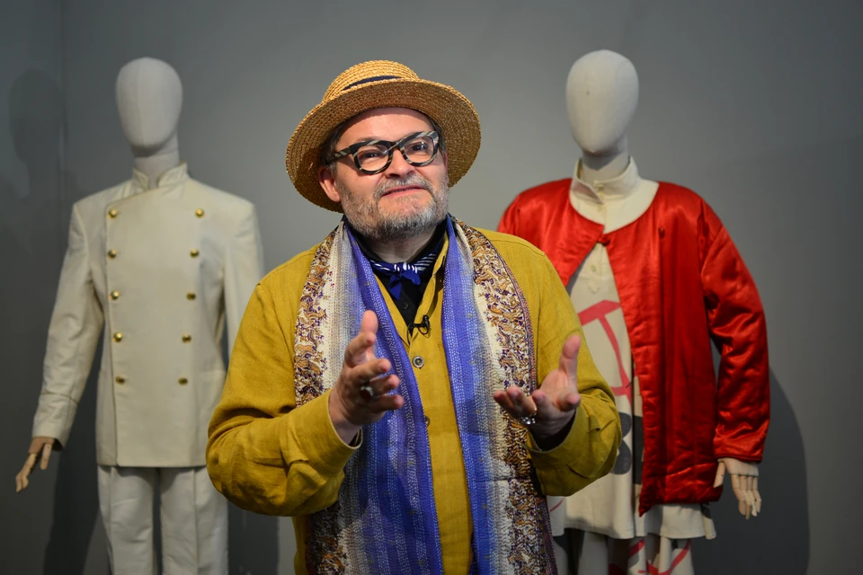 "Выставка продлевается до конца лета", - сразу объявил историк моды.