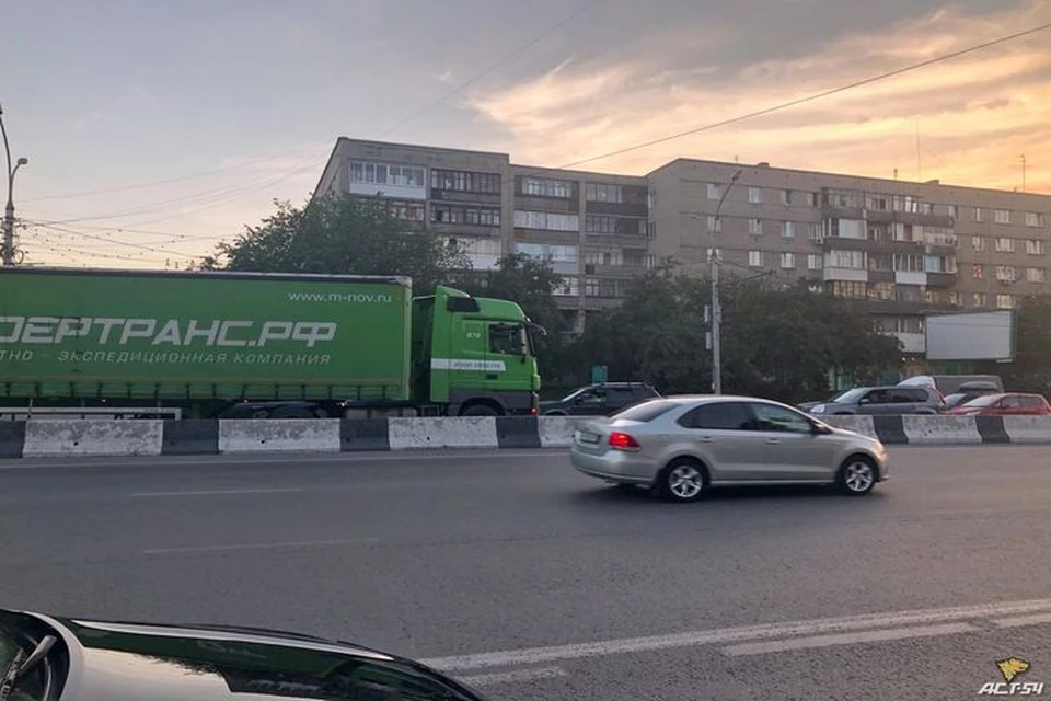 Грузовик в центре Новосибирска ехал по встречной полосе. Фото: «АСТ-54»