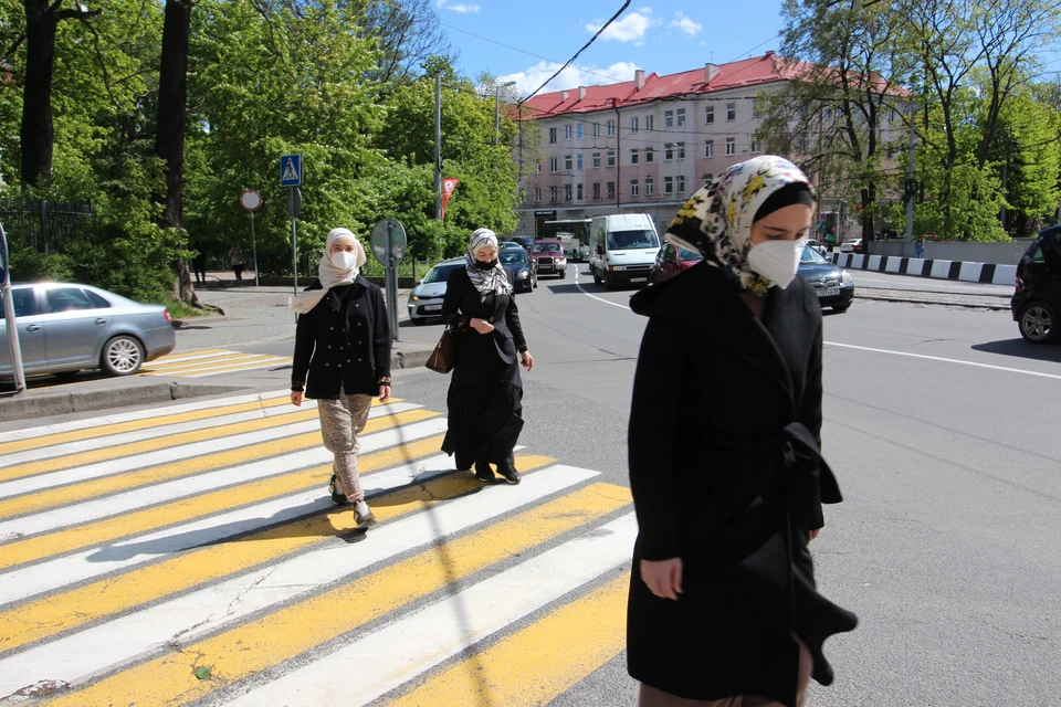Эта фотография сделана в мае. Тогда маски носили не только в транспорте и в магазинах, но и на улице.
