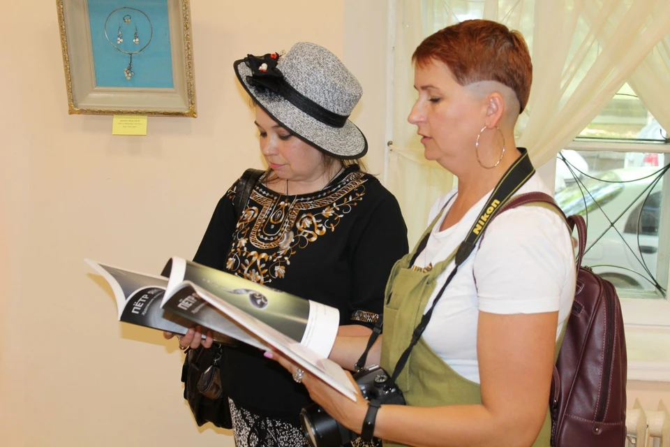 Ювелирные изделия можно найти и на выставке, и на страницах альбома. Фото: официальный сайт Крымского этнографического музея.