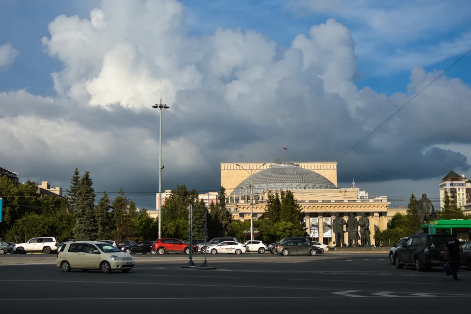 В Новосибирске по-прежнему стоят жара и дожди.
