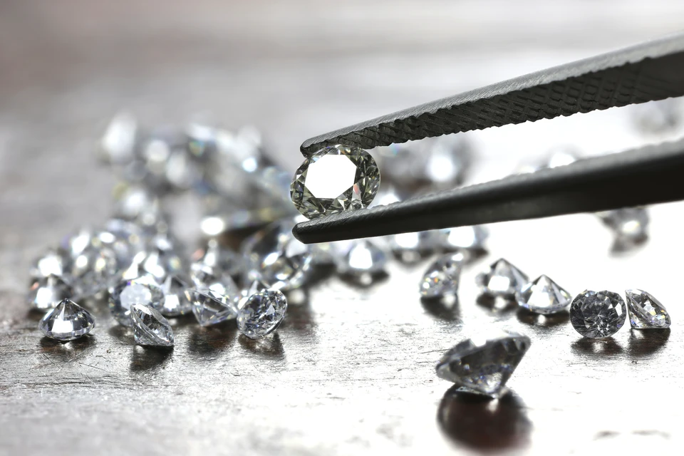 В ходе следствия у фигурантов уголовного дела были обнаружены и изъяты 480 алмазов общей массой около 2000 карат и 5 бриллиантов на общую сумму более 300 миллионов рублей.