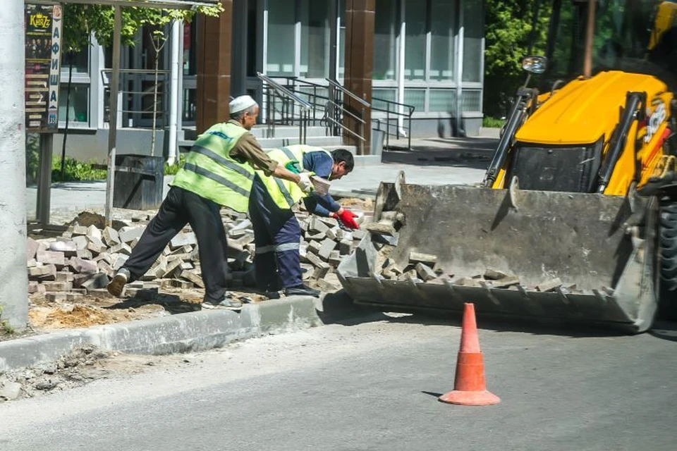 В городе продолжаются дорожные работы.