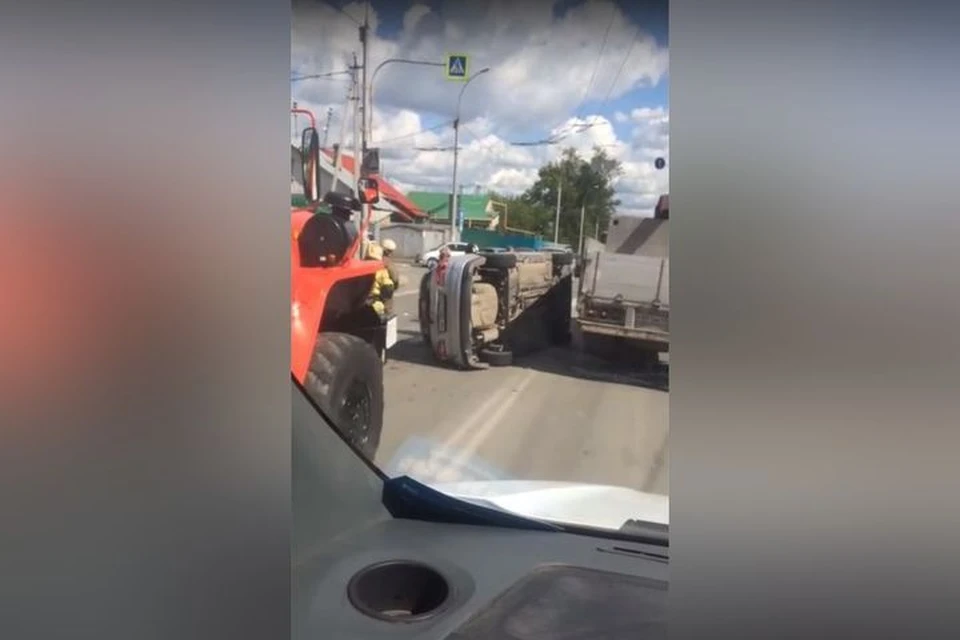 Днем 10 июля в Октябрьском районе Новосибирска произошло ДТП. Фото: Кадр из видео