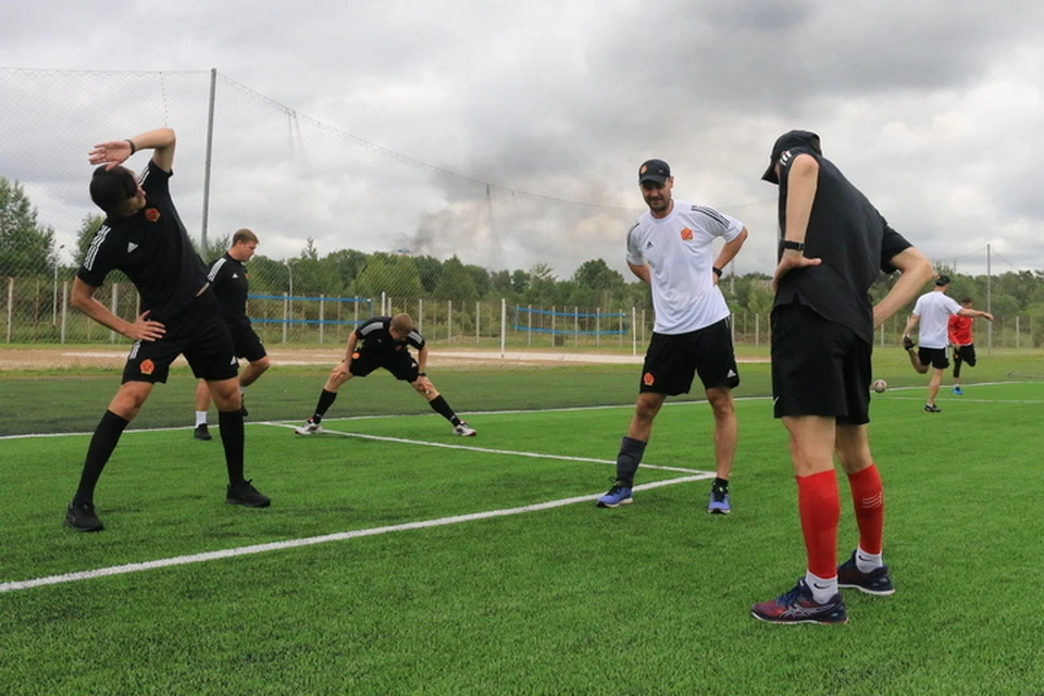 «СКА-Нефтяник» провел тренировку на футбольном поле в Хабаровске