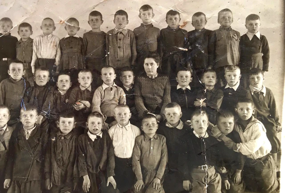 1948 год. Класс Володи Нюхляева. Он - во втором ряду четвертый слева. Фото: из архива Владимира Нюхляева