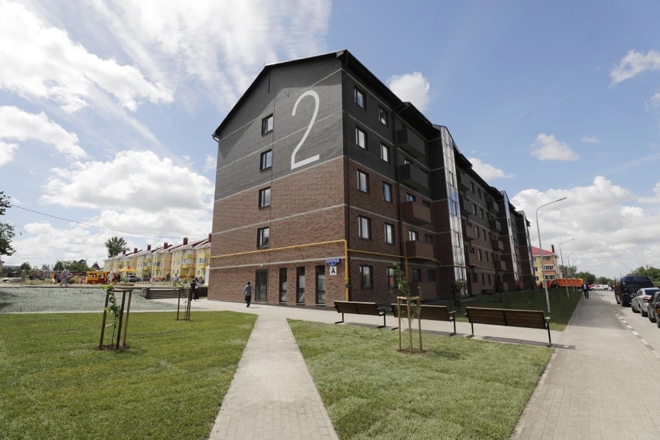 37 жителей поселка Яковлево получили ключи от новых квартир. Фото со страницы в соцсетях Евгения Савченко