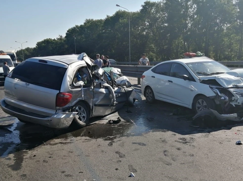 Очевидцы сняли последствия аварии с участием «Крайслера», «Хендай Солярис» и КАМАЗа. Фото: vk.com/rostovnadonu