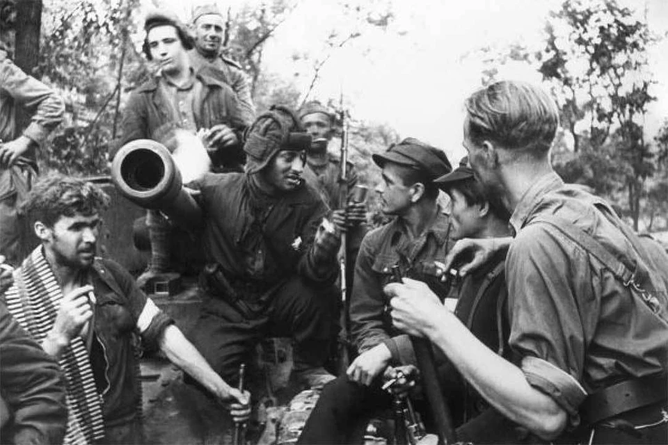 Красноармейцы и литовские партизаны вместе отдыхают после боев. Если бы не СССР, Вильнюс отошел бы Польше. Фото: ТАСС