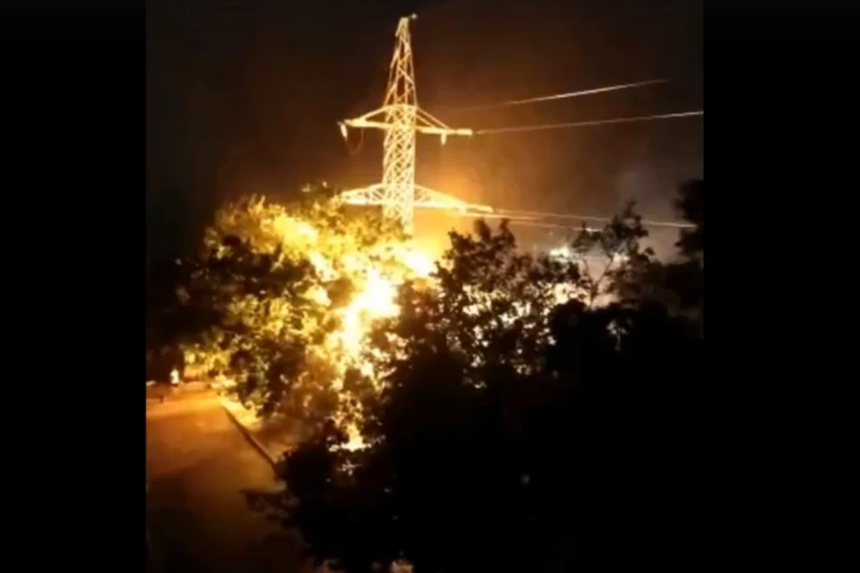 В Ростове ночью загорелась высоковольтная линия. Фото: соцсети