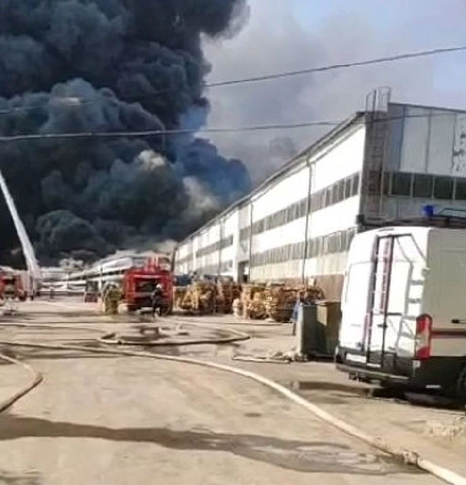 Подробности пожара на складе с краской и полиэтиленом в Самаре-2020:  приехал поезд, ждут вертолета - KP.RU