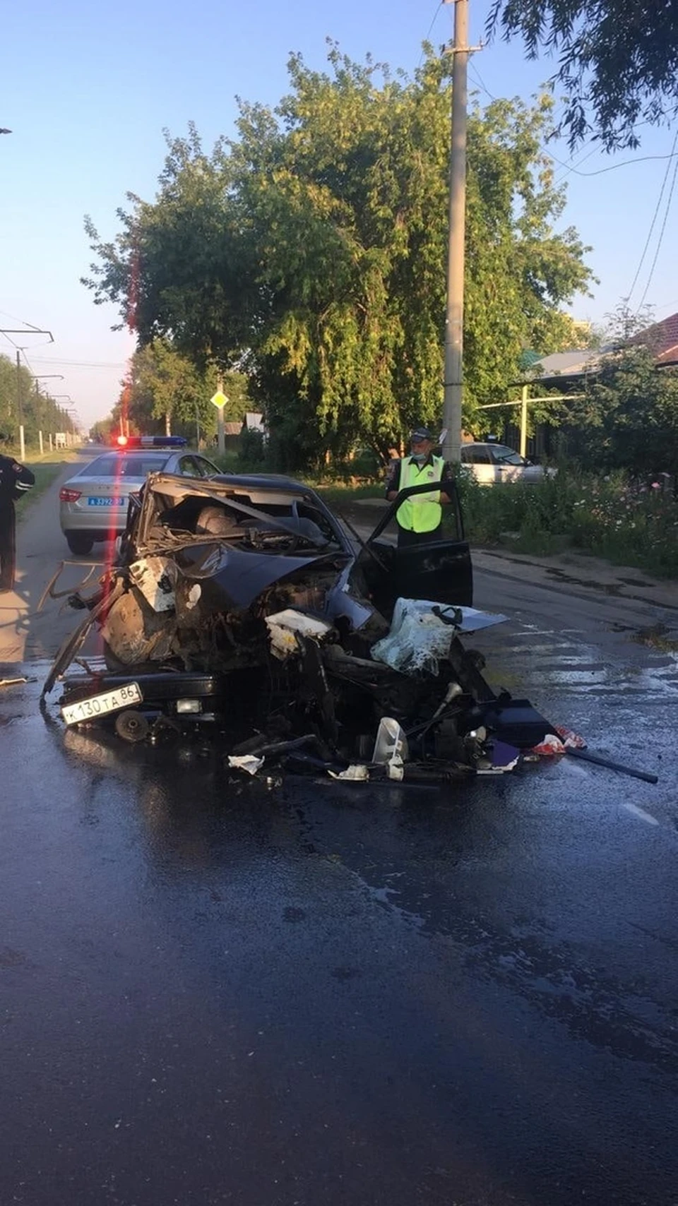 Появилось фото жуткой аварии в Омске на улице Лермонтова, где водитель снес  столб - KP.RU