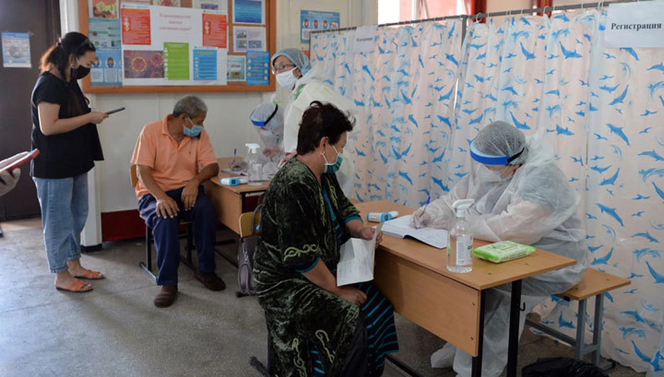 Вслед за дневными стационарами в Бишкеке открыли ночные лечебницы - в больницах по-прежнему не хватает мест.
