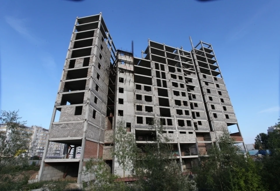 По зданию постоянно бегали группы детей.