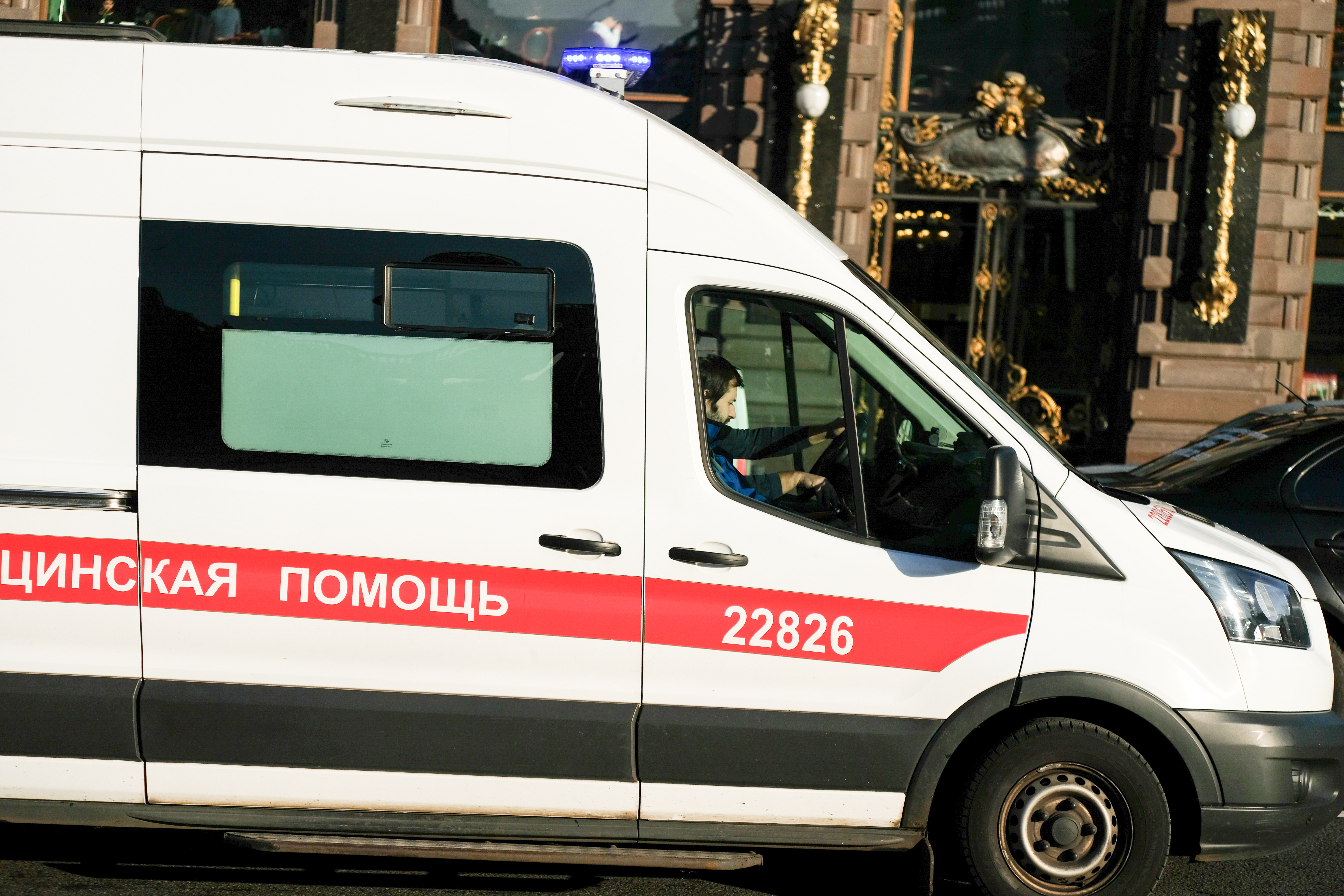 Врачи спасают ребенка, которому на голову упал телевизор.