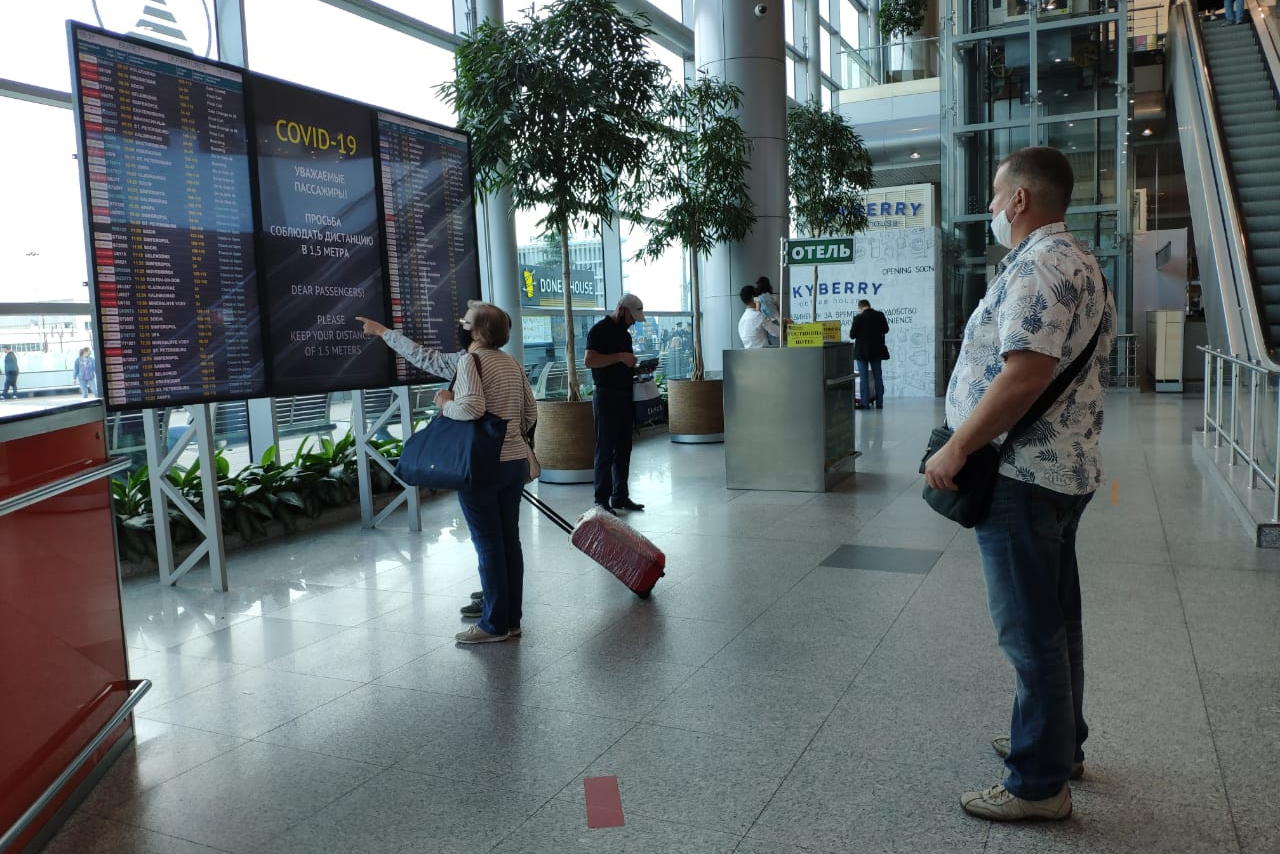 Еще два месяца назад в аэропорты пускали только пассажиров с билетами, остальным вход был воспрещен - такие меры безопасности, чтобы не допустить скопления людей.