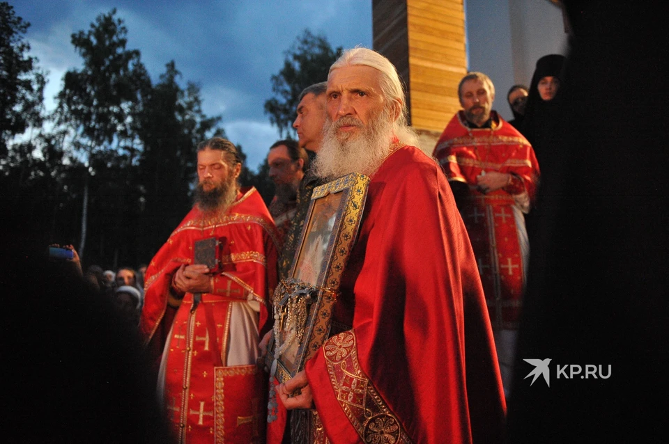 Отец Сергий провел свой Царский крестный ход вокруг монастыря.