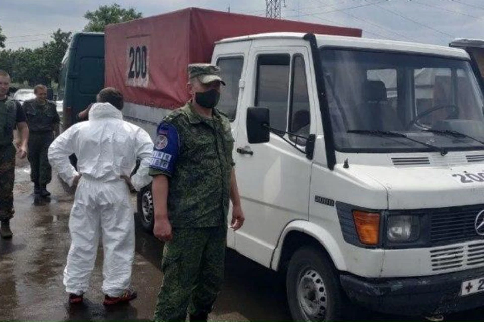 Днем 17 июля в районе КПВВ «Каргил-Марьинка» передали украинской стороне тело одного из погибших. Фото: dnr-sckk.ru