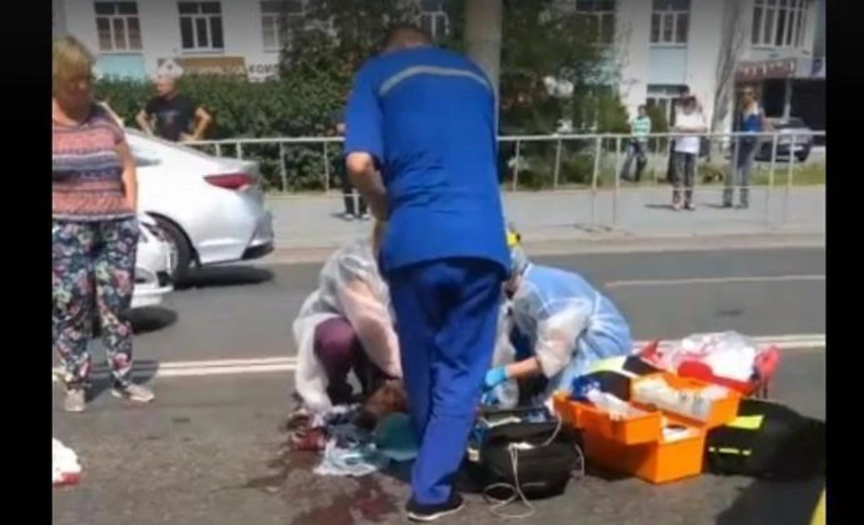 В центре Тюмени автобус насмерть сбил юношу на велосипеде. Скриншот видео из соцсетей.