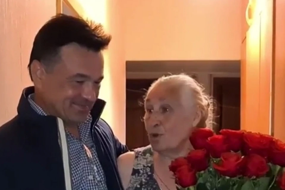 Андрей Воробьев с учительницей Фото: стопкадр с видео