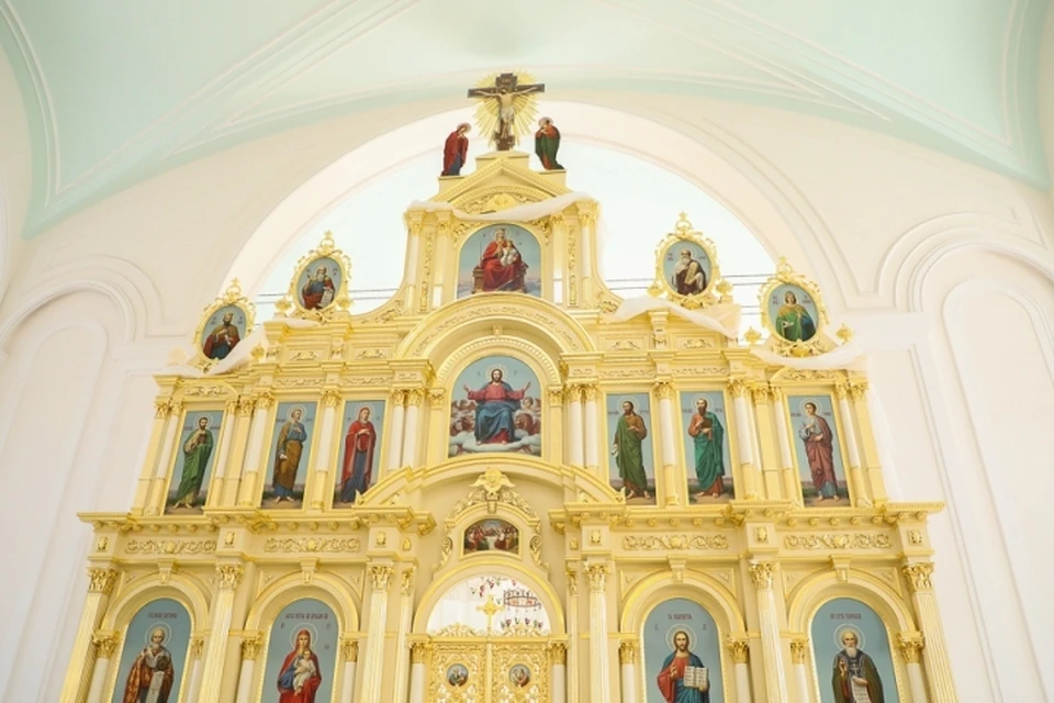 Иконостас внутри собора.