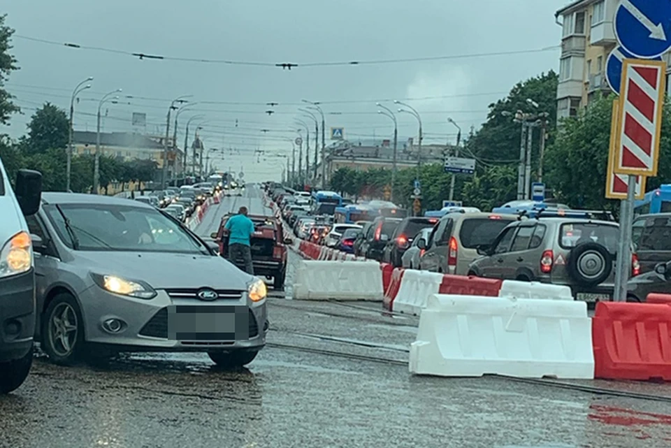 Пробка в Заволжском районе Фото: vk.com/"Подслушано у водителей. Тверь"/Наталья Полухина