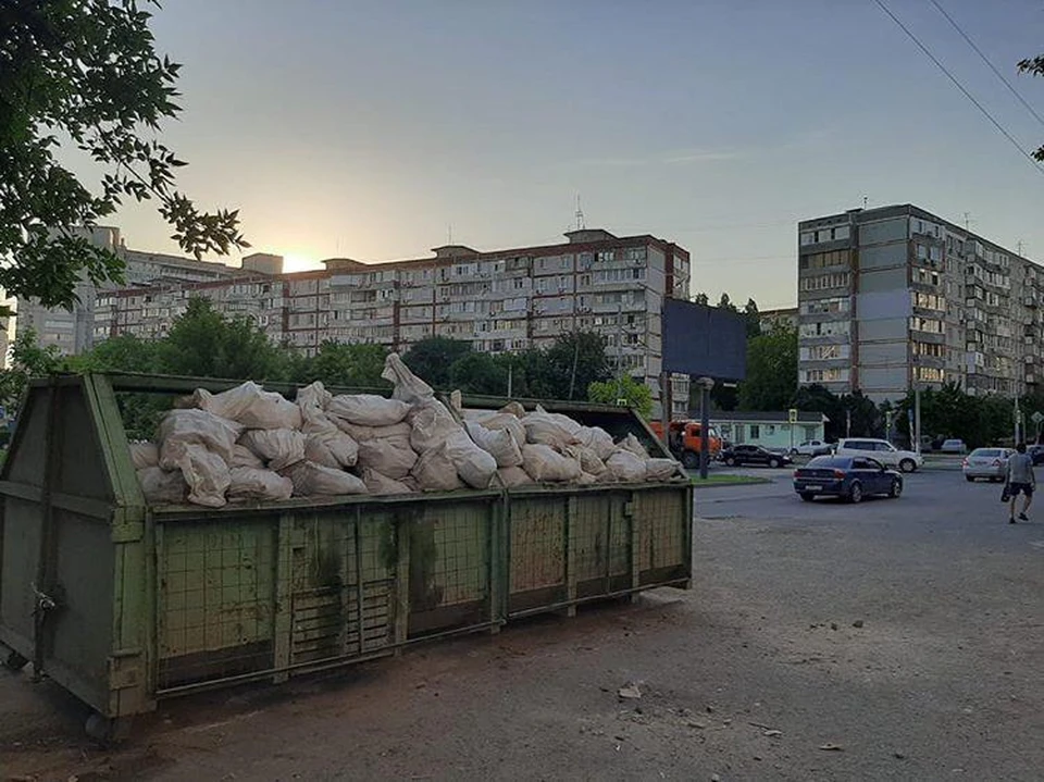 В Советском районе Ростова-на-Дону неизвестные сбрасывали мешки со строительными отходами в контейнеры горожан. Фото: пресс-служба "Чистый город"
