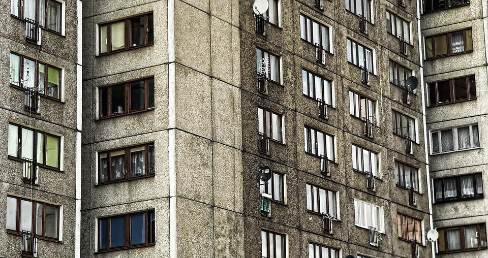 На улице Избышева в Тюмени разбилась женщина, выпав из окна. Фото - pixabay.com.