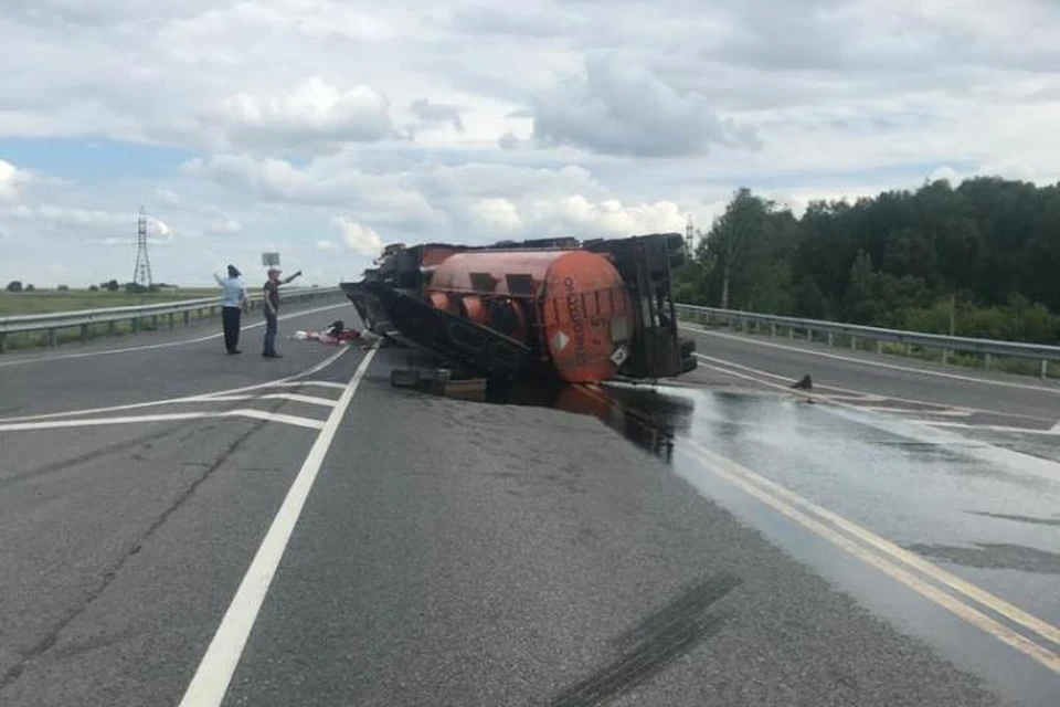 Трассу под Кемеровом перекрыли из-за разлитого масла. Фото: ГИБДД Кузбасса