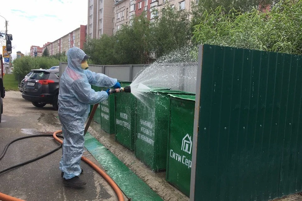 В Новом Уренгое мусорные контейнеры обрабатывают от коронавируса Фото: администрация Нового Уренгоя