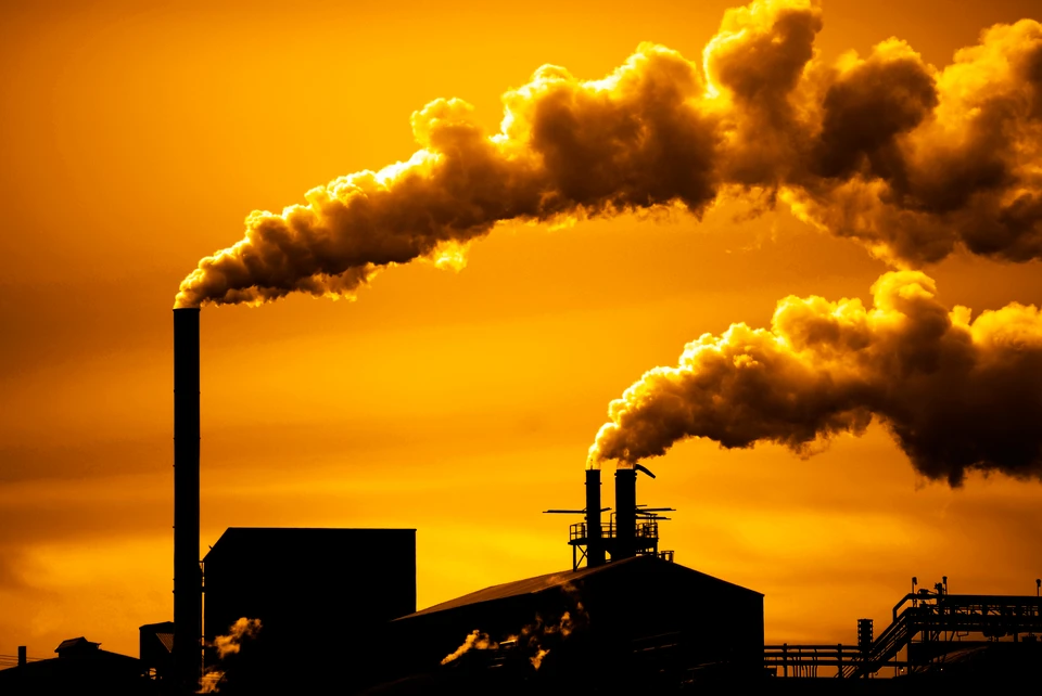 Установленный источник выброса — асфальтобетонный завод. Фото: shutterstock.com.
