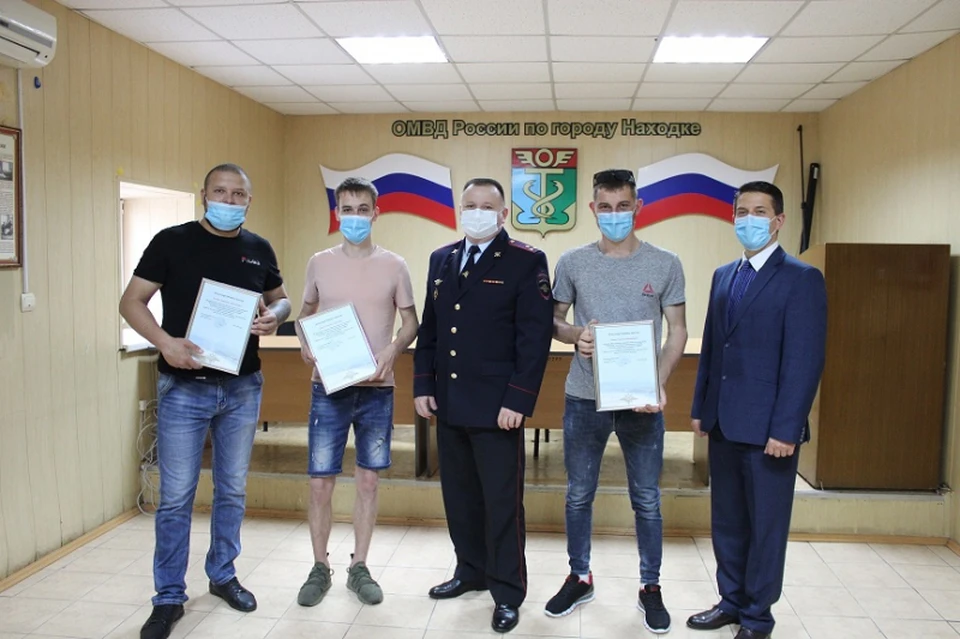 Начальник отдела МВД России по городу Находке Вадим Трущенко вручил горожанам благодарственные письма. Фото: пресс-служба ОМВД России по городу Находке