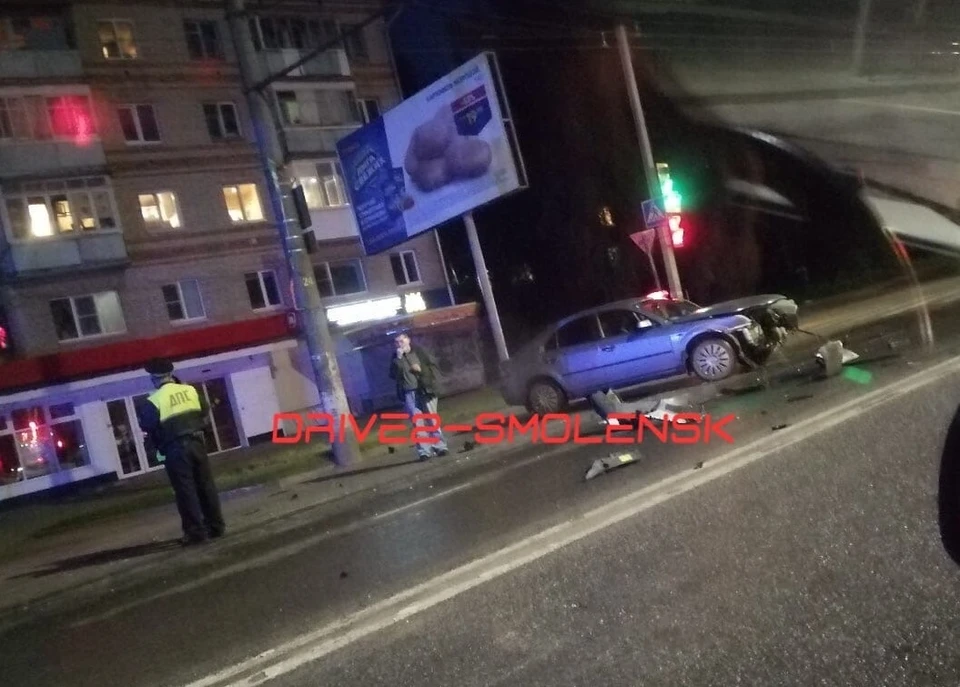 Две машины серьезно пострадали в ДТП в центре Смоленска. Фото: ВК.