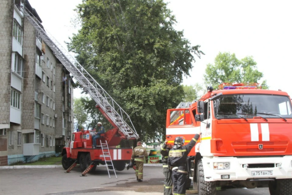 Пожарные в Биробиджане нашли в квартире горящий холодильник