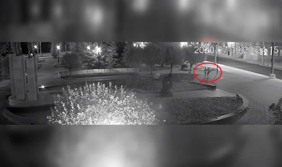 Ночью 19 июля молодые люди разрисовали памятник на площади Памяти Самаре