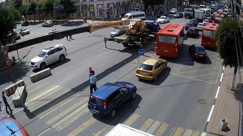 Эпицентр пробки – перекресток с улицей Дзержинского, в районе которого затеяли капитальный ремонт теплотрассы.
