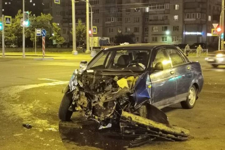 Каршеринг снес отечественный автомобиль в Петербурге
