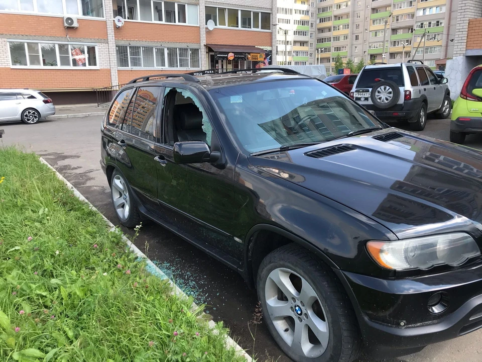 В Смоленске автоворы обчистили машину в Новосельцах. Фото: НОВОСЕЛЬЦЫ | Смоленск, ВКонтакте.