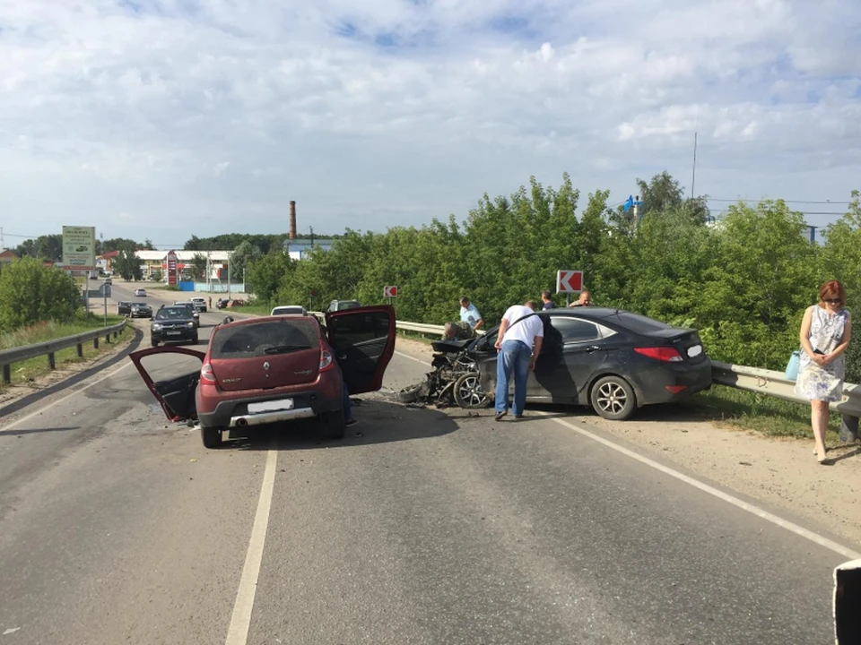В ДТП с участием трех автомобилей в Рыбном пострадали два человека.