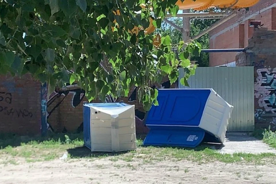 В Ростове неизвестные разгромили пляж на Зеленом острове. Фото: соцсети