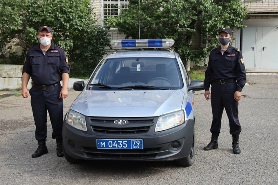 В Биробиджане старшина и сержант спасли из пожара пенсионерку и ребенка ФОТО: Росгвардия в ЕАО